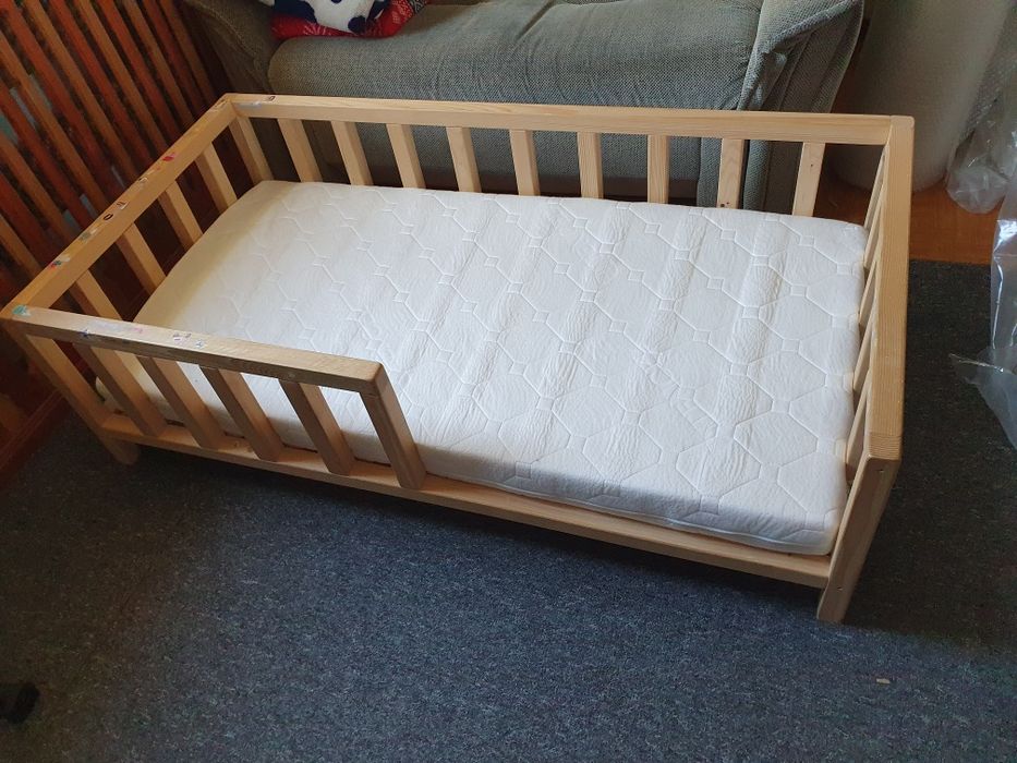 Łóżko dziecięce z materacem 147cm x 77cm x 44cm
