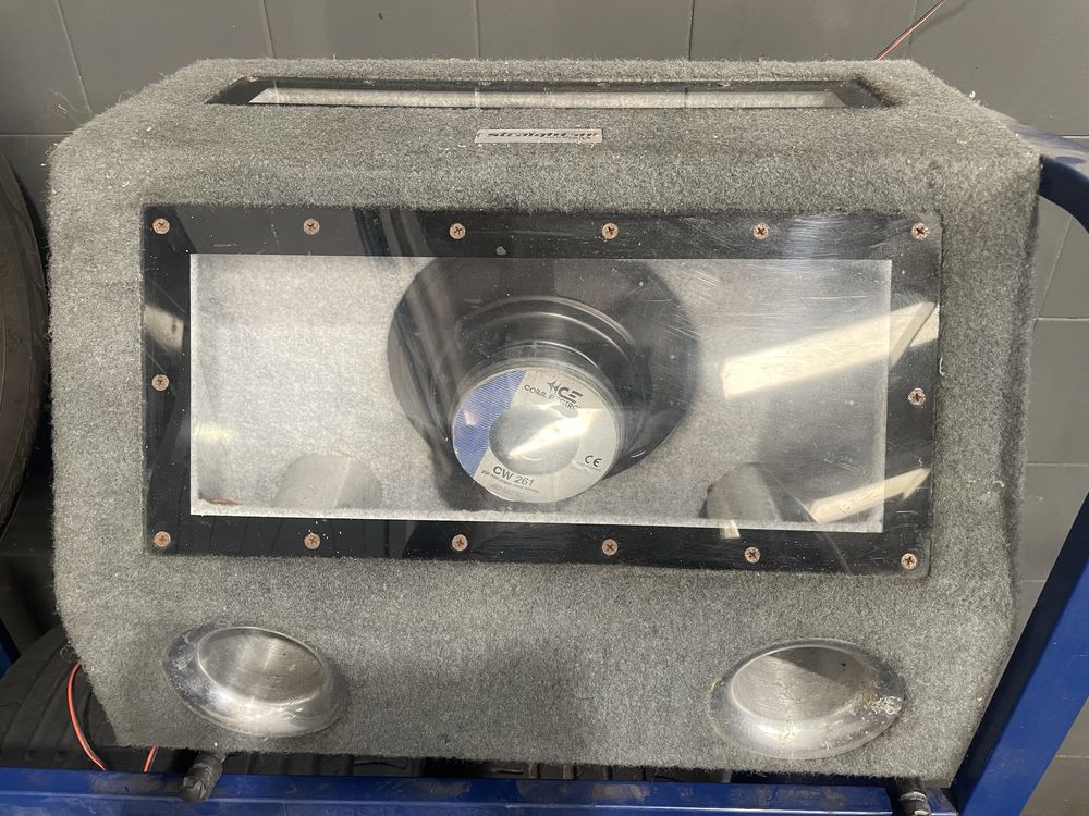 Subwoofer com luzes interiores