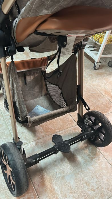 Carrinho de bebê e ovinho e sacola de maternidade