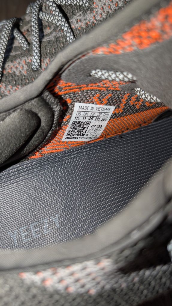 Adidas Yeezy Boost 350 v2 carbon beluga 46