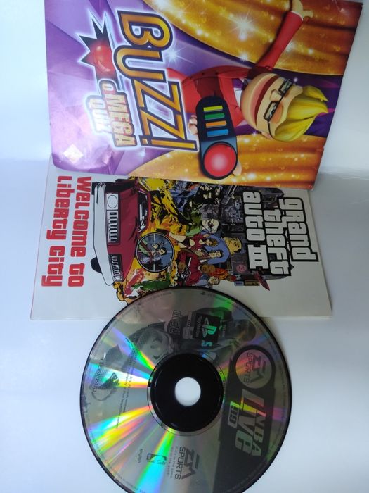 Jogos PlayStation resident evil e guitar hero e NBA e caixas