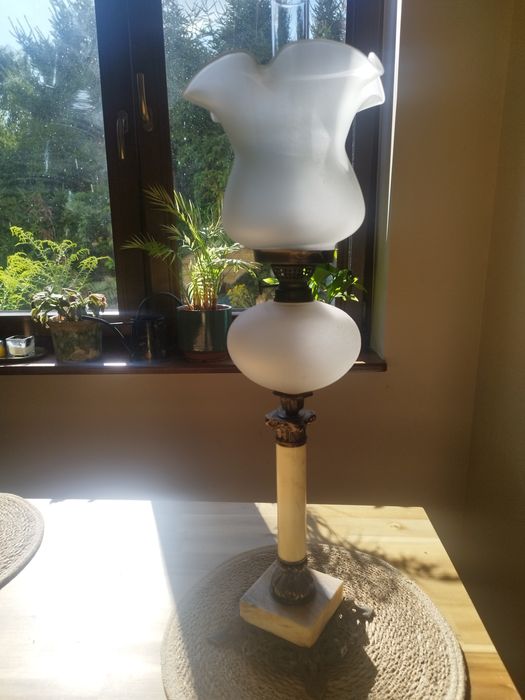 Nowa lampa naftowa z Krosna na marmurowej postawie.