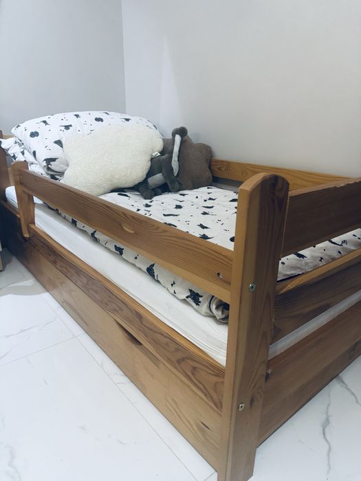 Piekne sosnowe drewniane lozeczko dla dziecka 160x80 razem z wygodnym