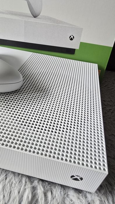 Xbox one S 4K dysk 1 tb pad