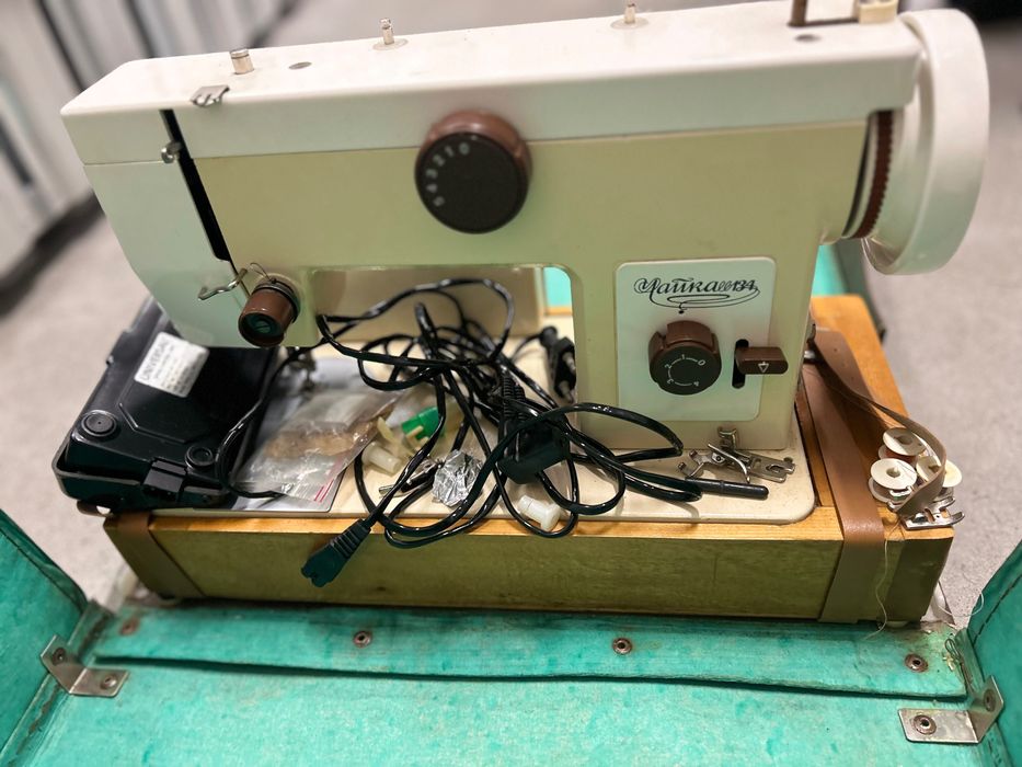 Czajka 134 Maszyna do szycia, elektr. pedal, akcesoria, igły, skrzynia