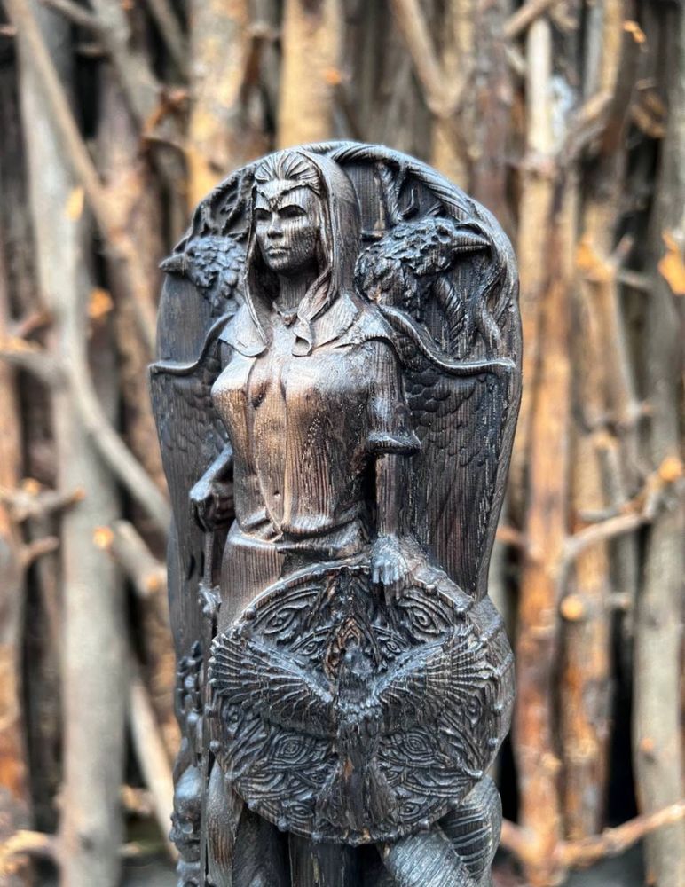 Статуетка з дерева - богиня Морріган.