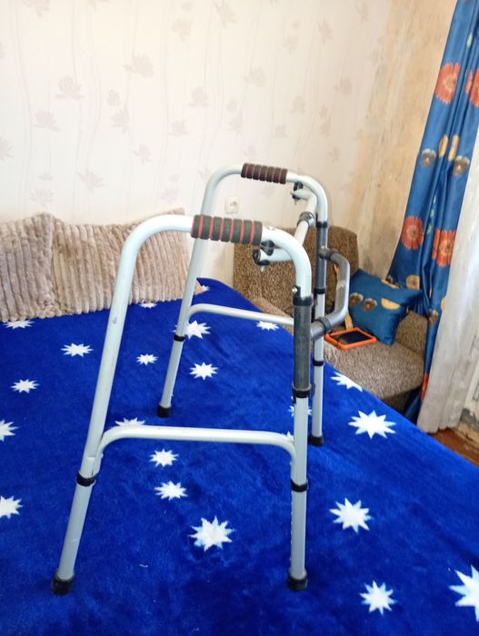 Ходунки для літньої людини