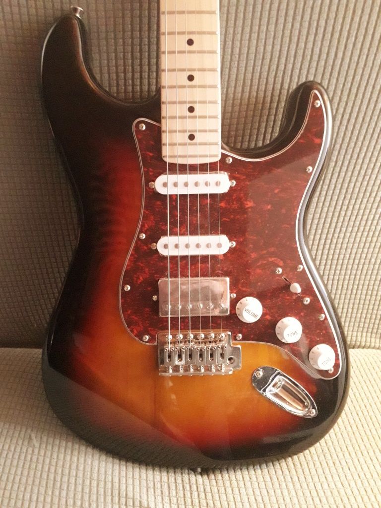 Guitarra Eléctrica Donner DST-152 - NOVA - Inclui Gigbag e Cinto