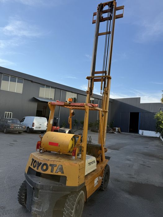 Empilhador toyota 2000 gas eleva a 5 metros