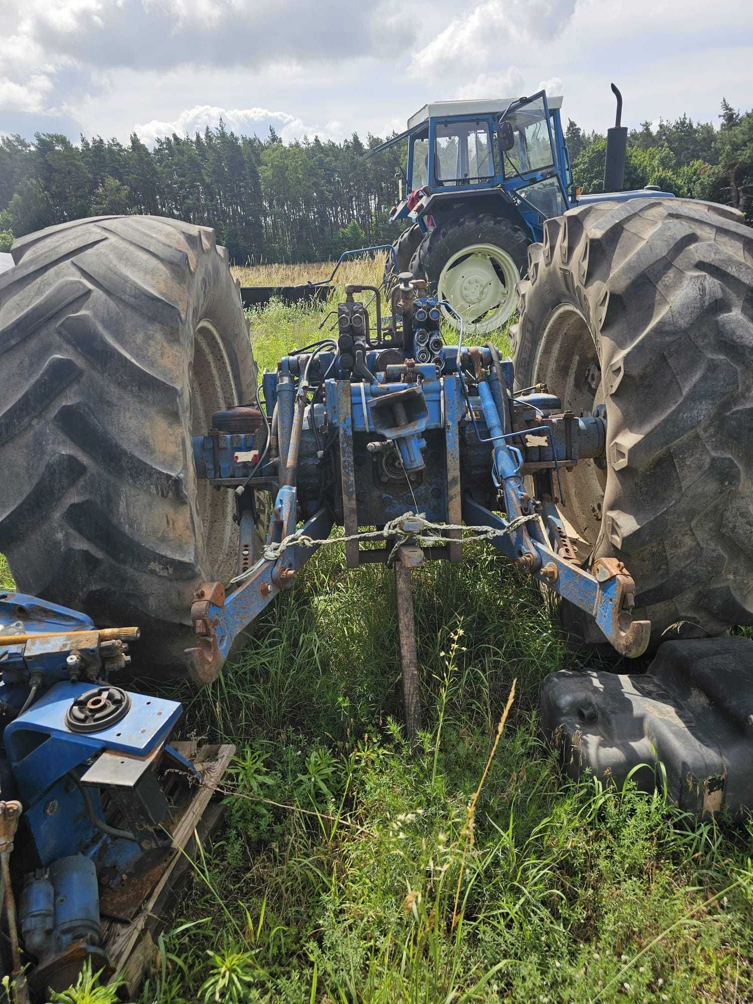 Ciągnik New Holland uszkodzony
