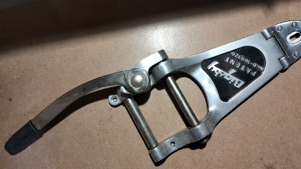 Tremolos de guitarra (2x bigsby e Duesenberg)