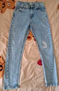 Spodnie dżinsowe chłopięce 134 cm wycierusy przetarcia jasne