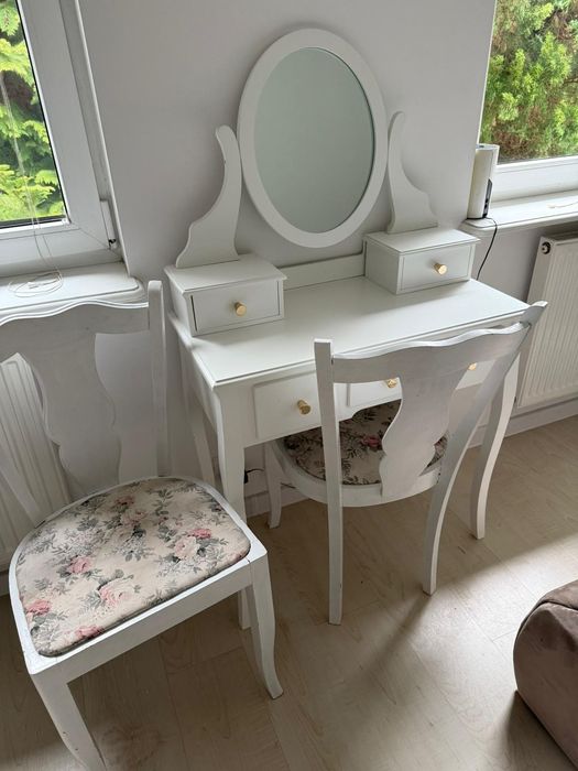 Toaletka z dwoma krzeslami