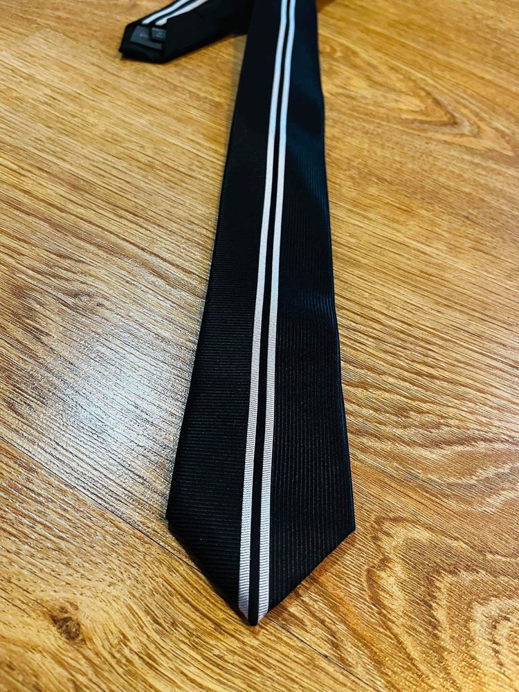 Czarny krawat w paski klasyczny męski do garnituru