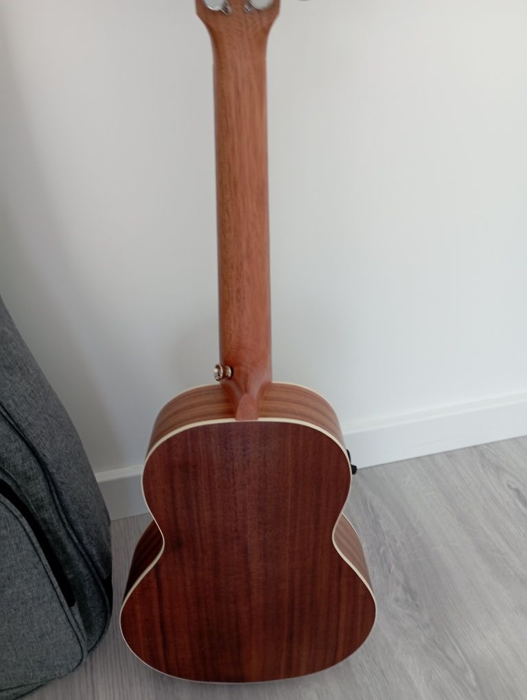 Ukulele Tenor gear4music eletrificado