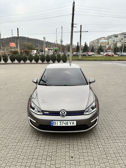 Продам Volkswagen E Golf гарний стан чудова комплектація