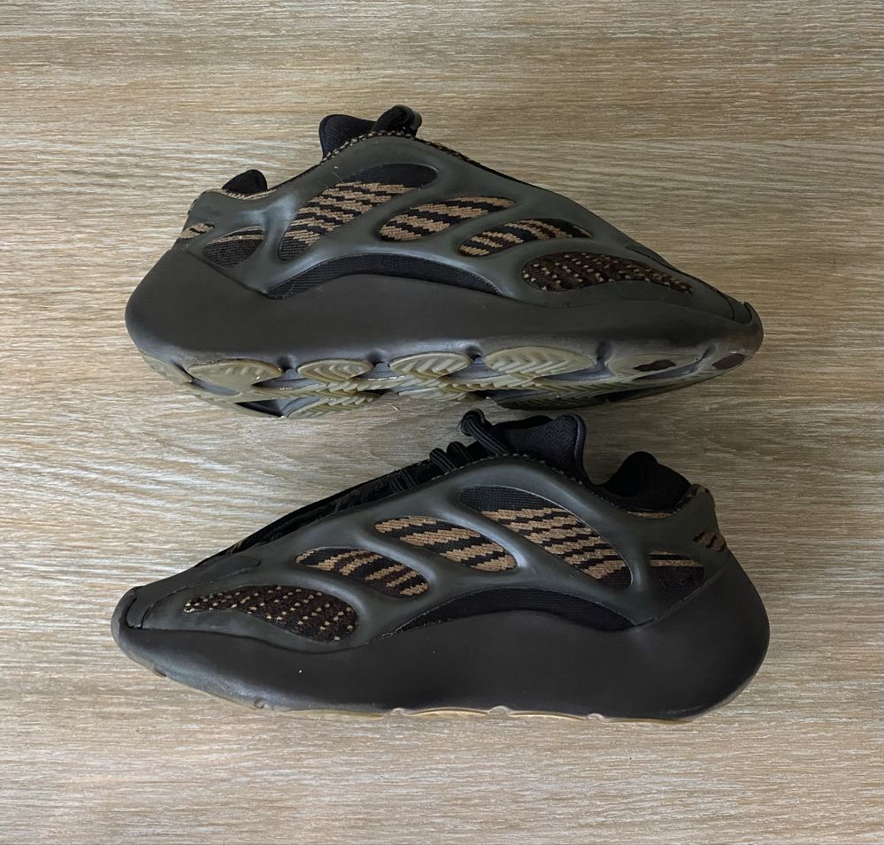 Кроссовки Adidas Yeezy 700 v3 black p 36 оригинал