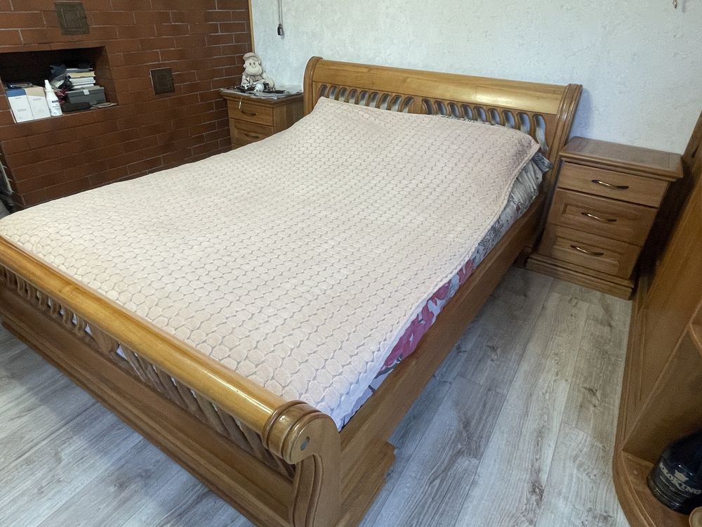 продається кровать виготовлена із черешні.