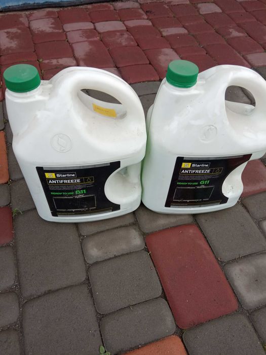 Продам антифриз 11 дві каністри по 4 літра , зелений настоящий не два.
