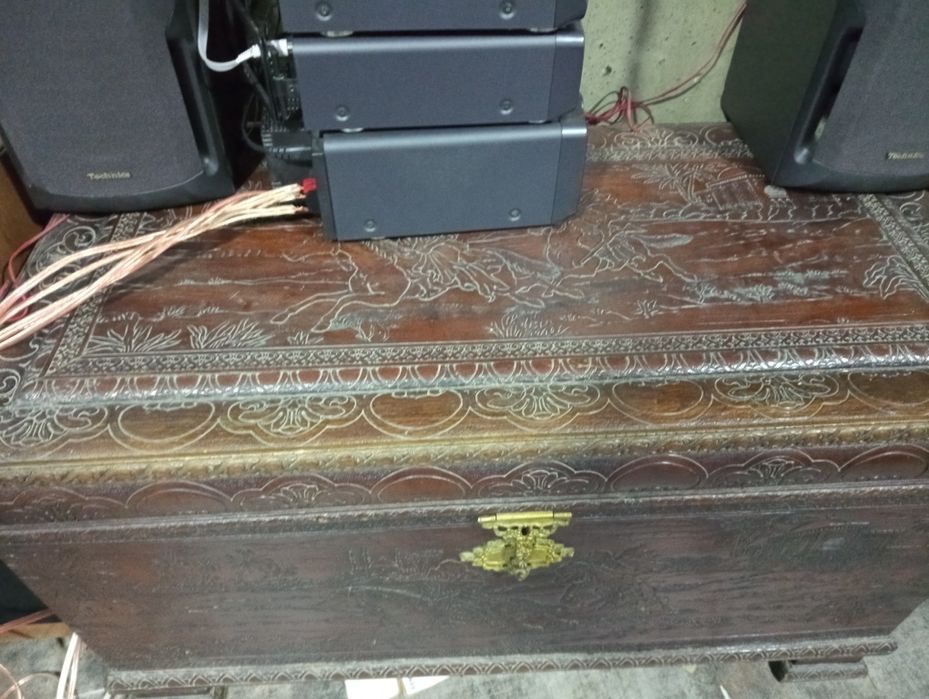 Arcas de madeira antiga maciça trabalhada. Excelente qualidade: