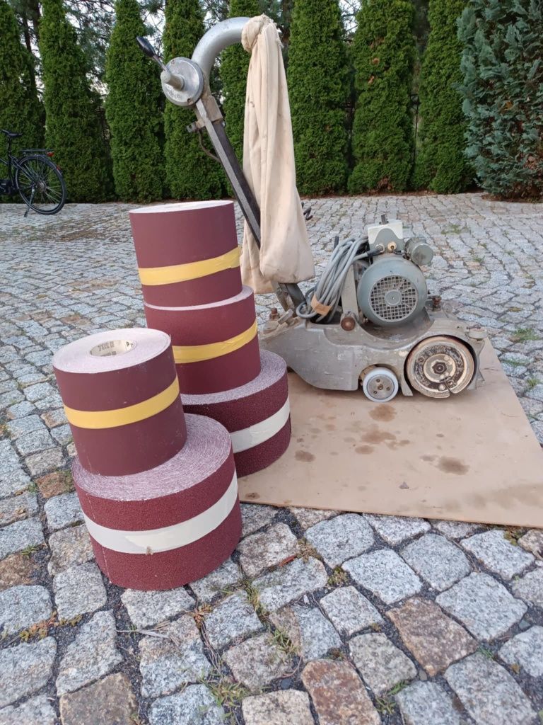 cyklinirka do parkietu wraz z dużym zapasem papieru ściernego