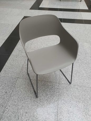Chcesz designerskie krzesło BABILA od Pedrali? Oryginał! SZARE