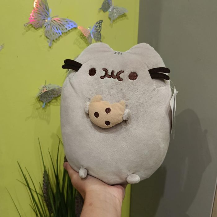 Pusheen z ciastkiem maskotka