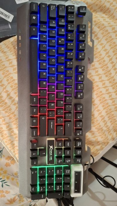Teclado para jogos Xtrike Me Rainbow KB-406
É um teclado de membrana