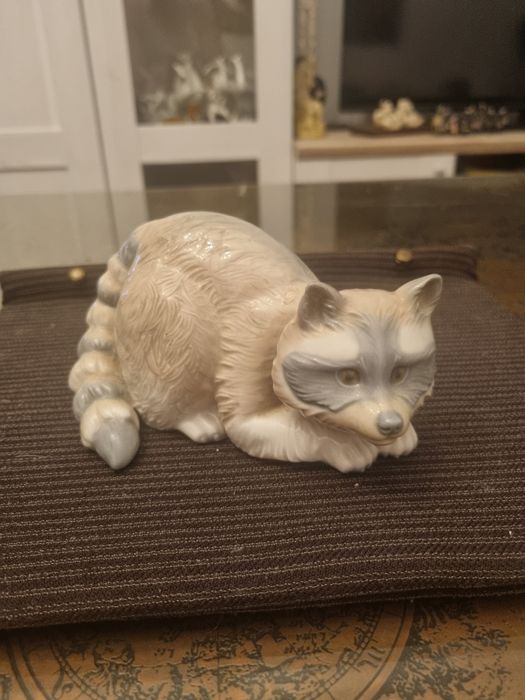 Porcelanowa figurka szopa pracza