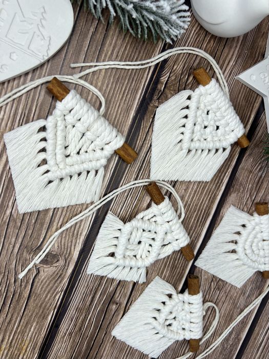 Ялинкові іграшки з макраме та корицею