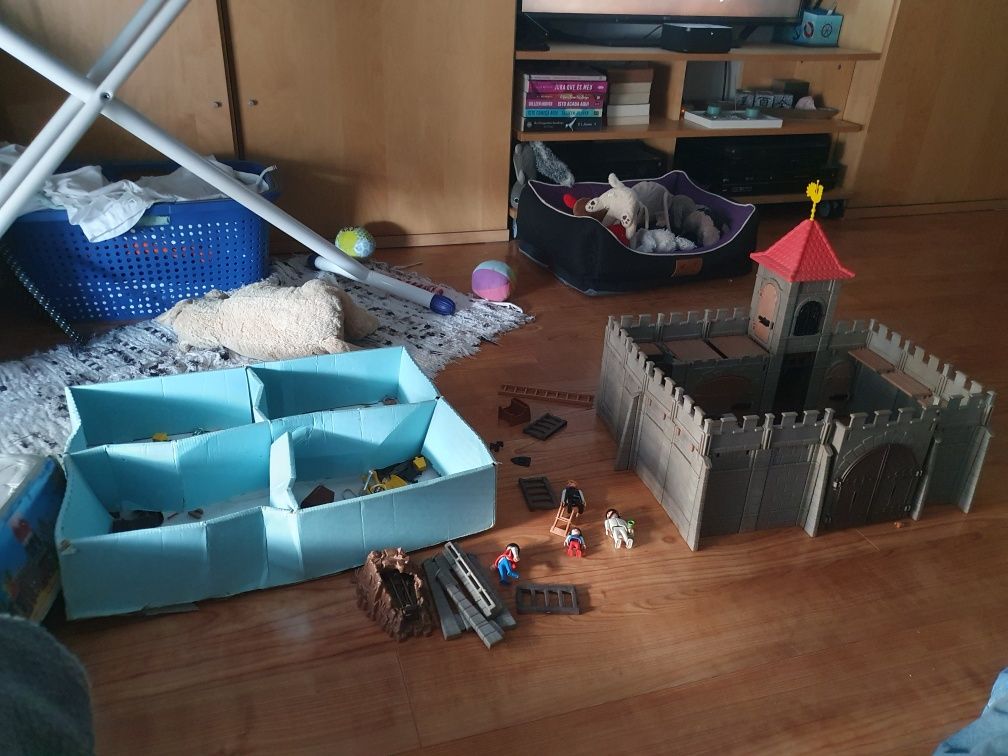 lego castelo Playmobil com bonecos e outros adereços