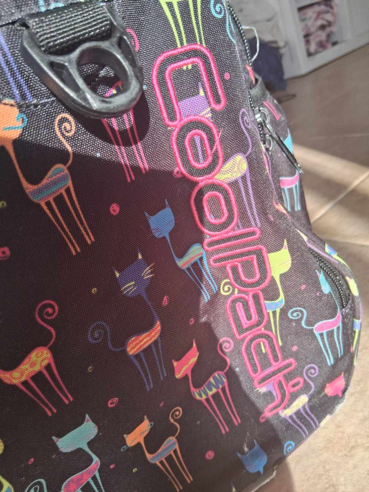 Mochila escolar marca Coolpack com padrão de gatos
