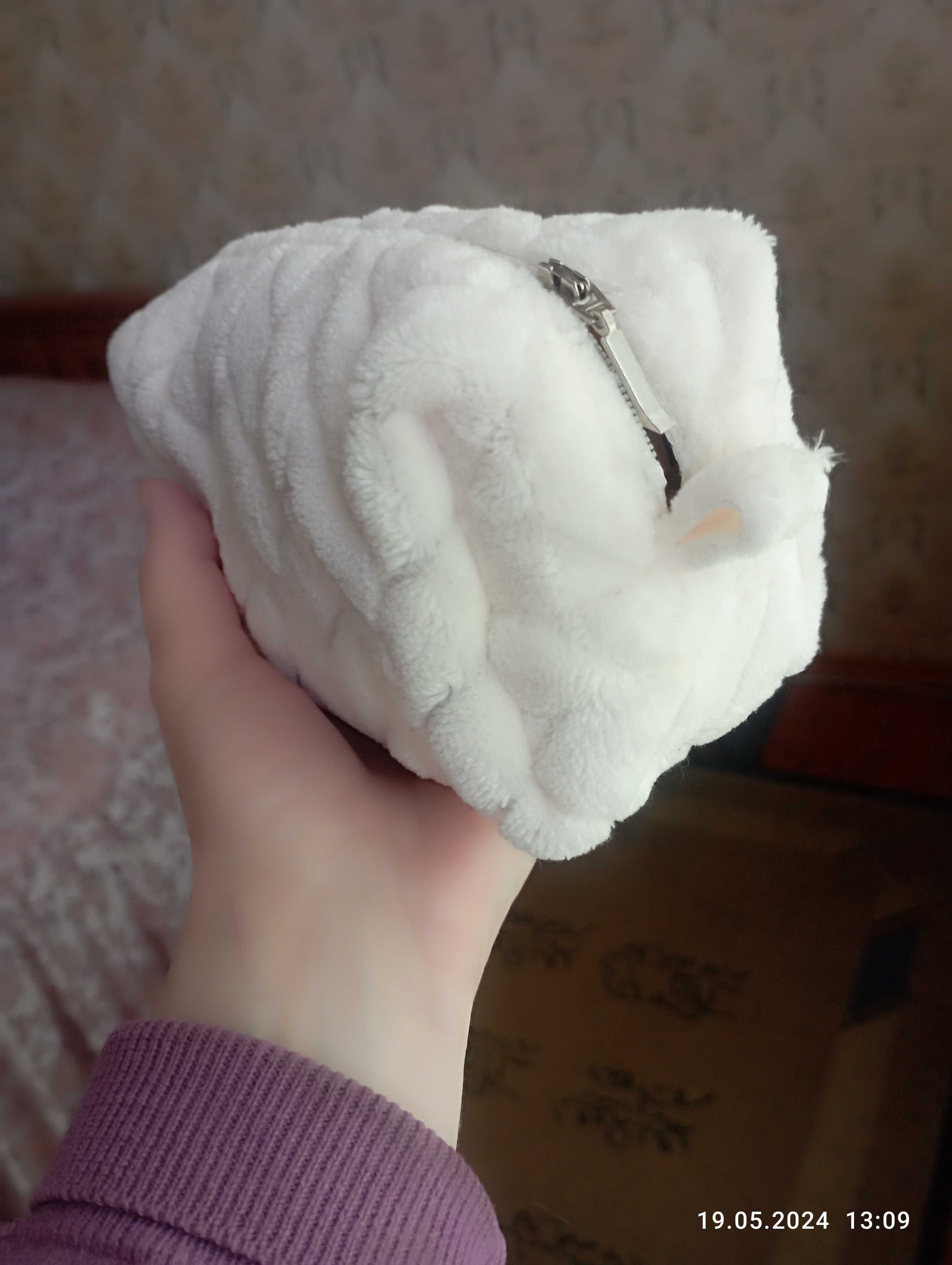 Косметичка новая мягкая.