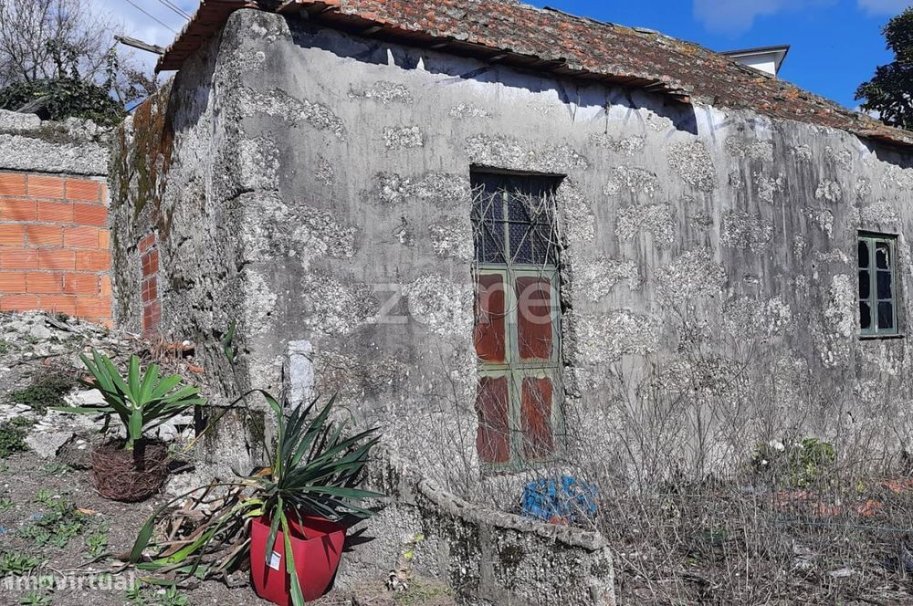 Moradia T2 em Ruínas com Terreno Rústico – Lordelo, Paredes