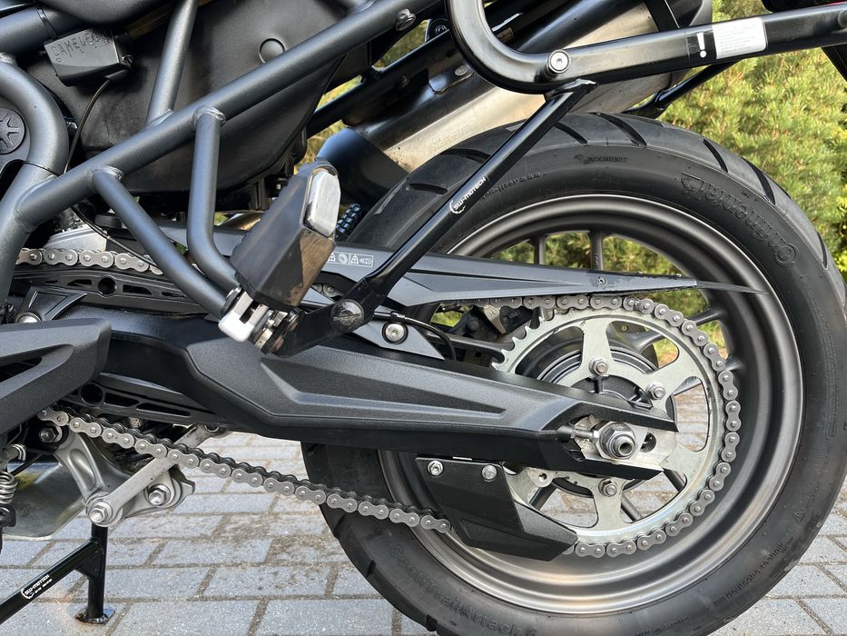 Triumph Tiger 800 z 2012 roku wyglada  jak nowy