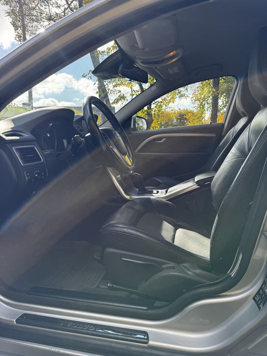 Автомобіль сірий Volvo V70