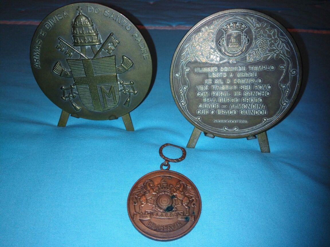 Medalhas e porta chaves.