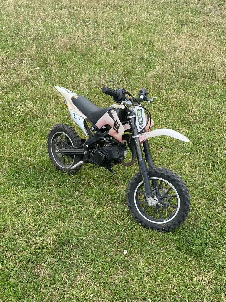 Mini Cross o pojemności 50 z nowym sprzęgłem i nową tylnią oponą.