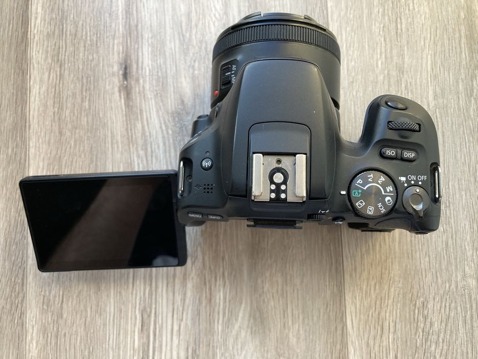 Продам Canon EOS 200D