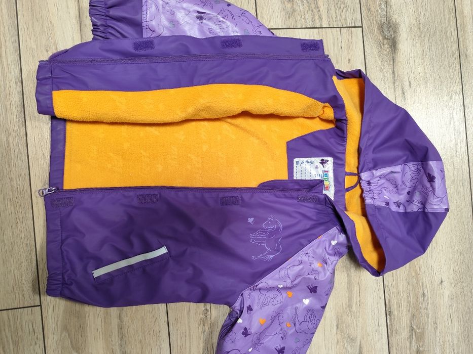 Kurtka przeciwdeszczowa na polarze w rozmiarze 110/116.