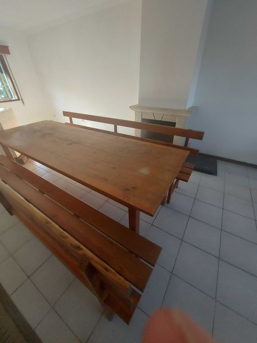 Mesa de madeira grande com 2 cadeirao