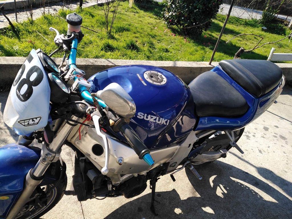 Vendo ou troco  Gsxr 600 (98)