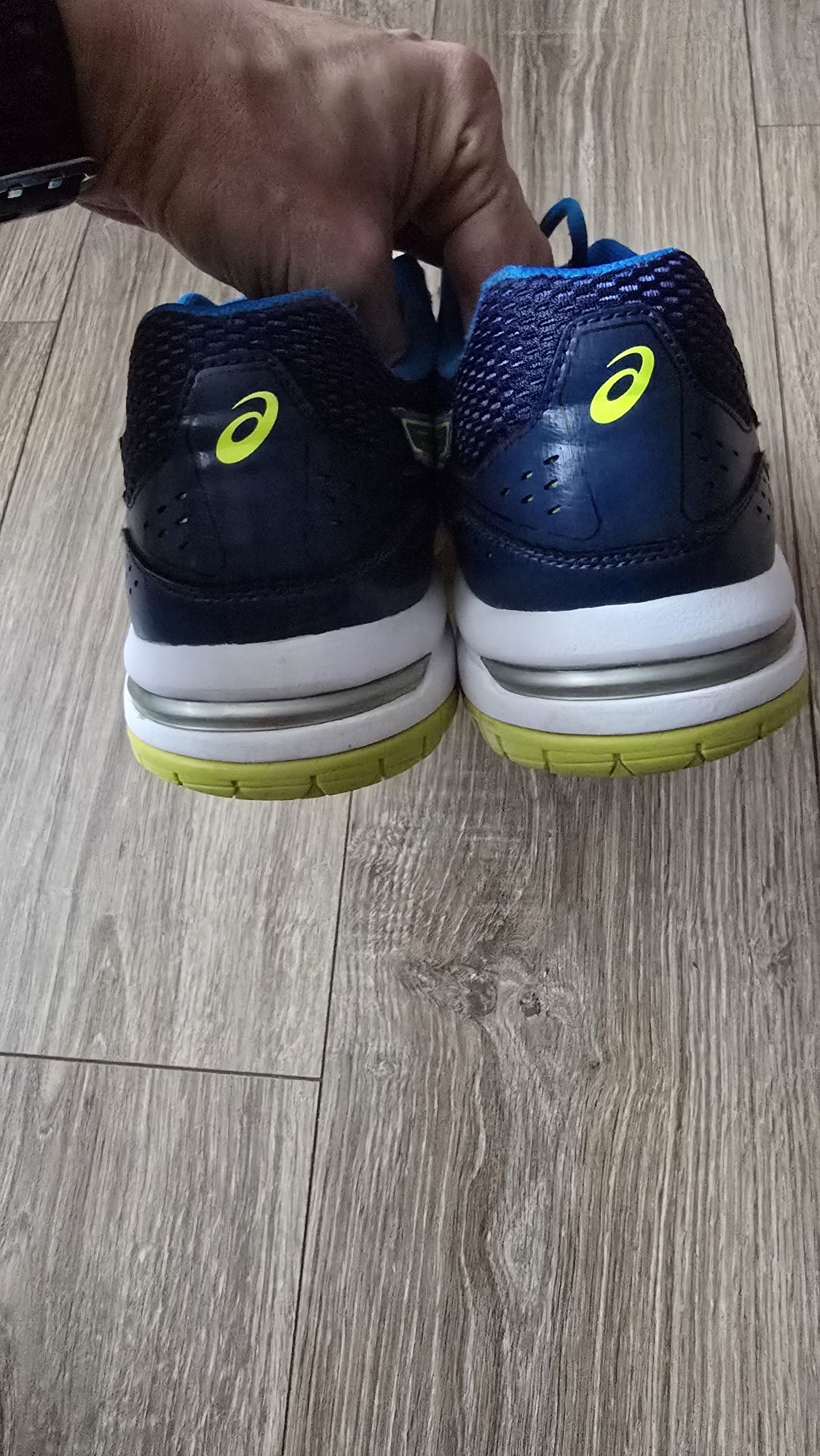 Продам волейбольні кросівки Asics gel-rocket