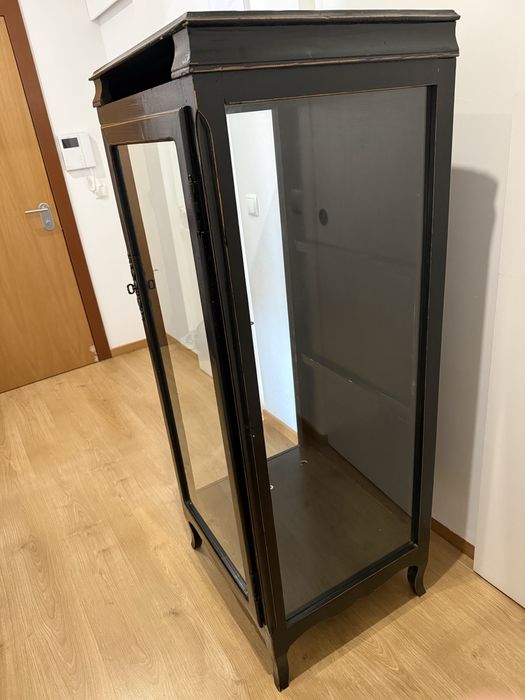 Armário clássico em madeira