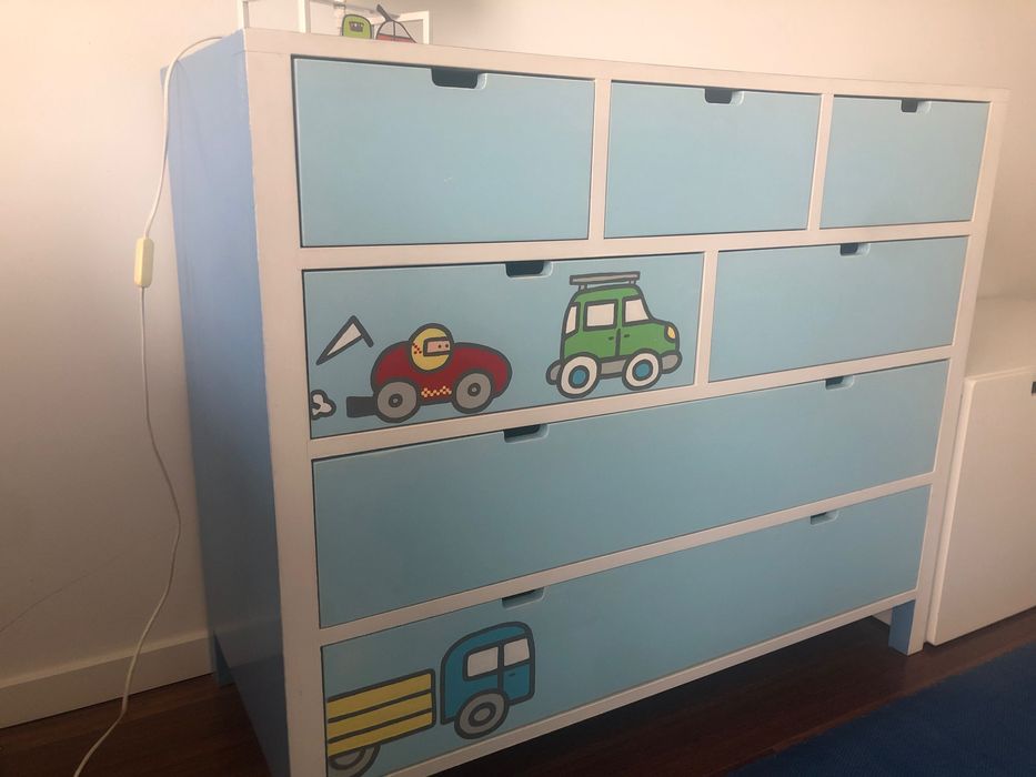 Quarto de criança: Cómoda, candeeiro, tapete e edredão