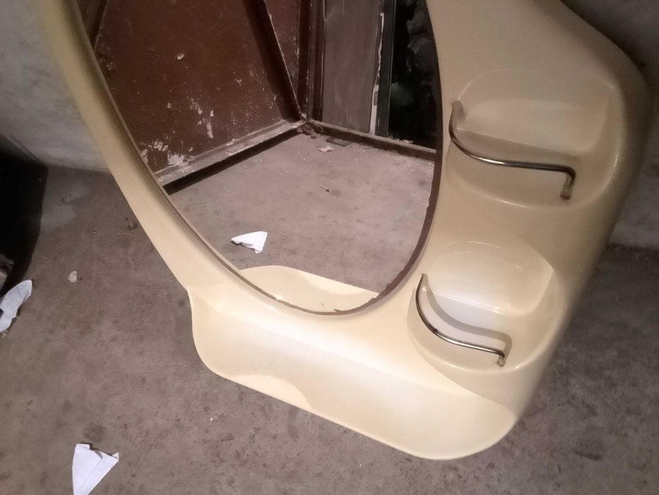 дзеркало з полицями в ванну
