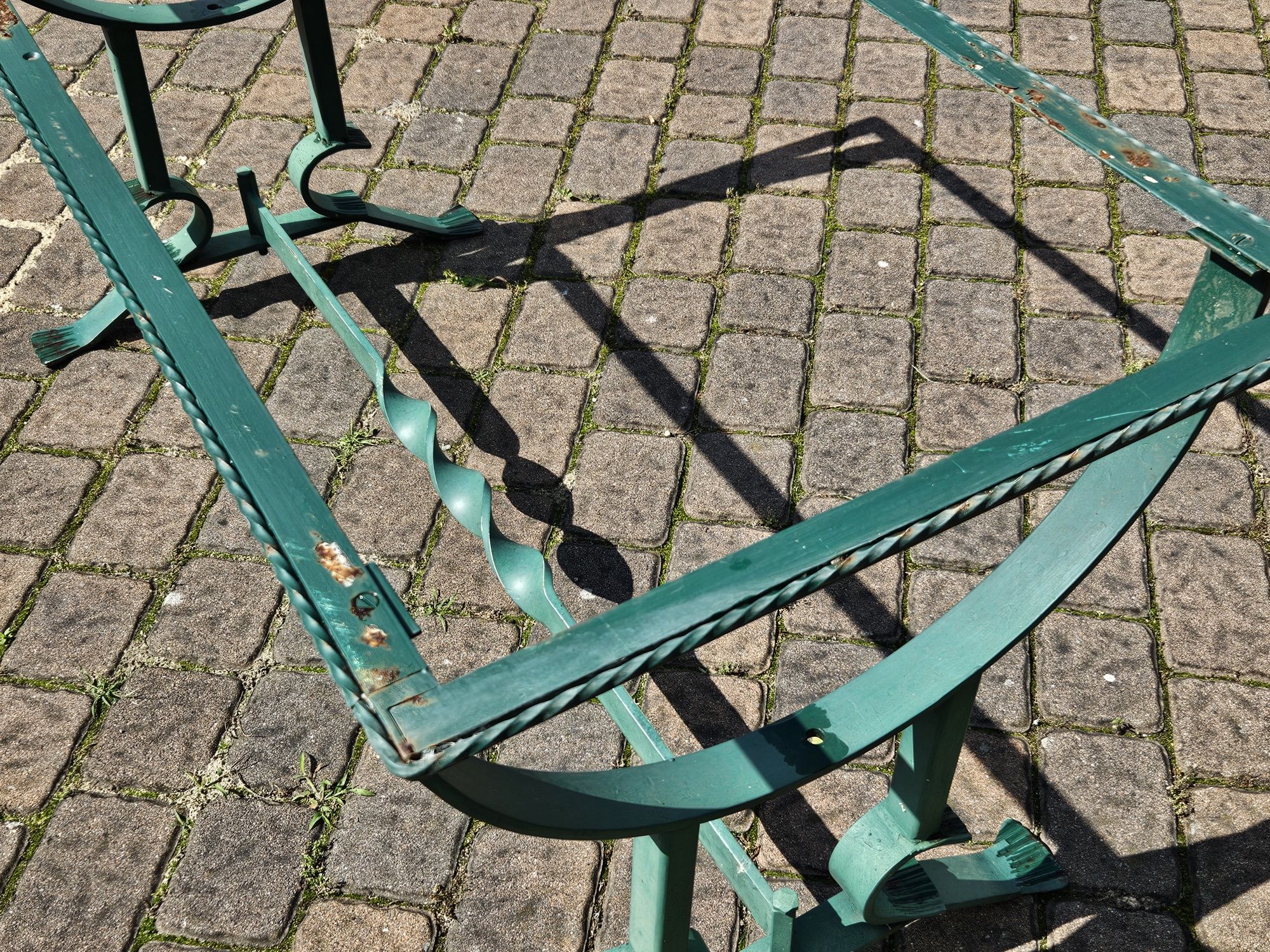 Metalowy masywny stelaż stołu do ogrodu bez blatu .