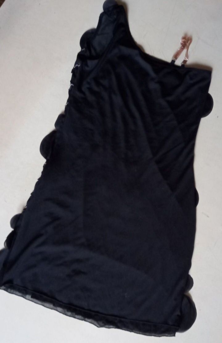 Коротенькое чёрное нарядное платье, платьице с рюшами и бусинками.