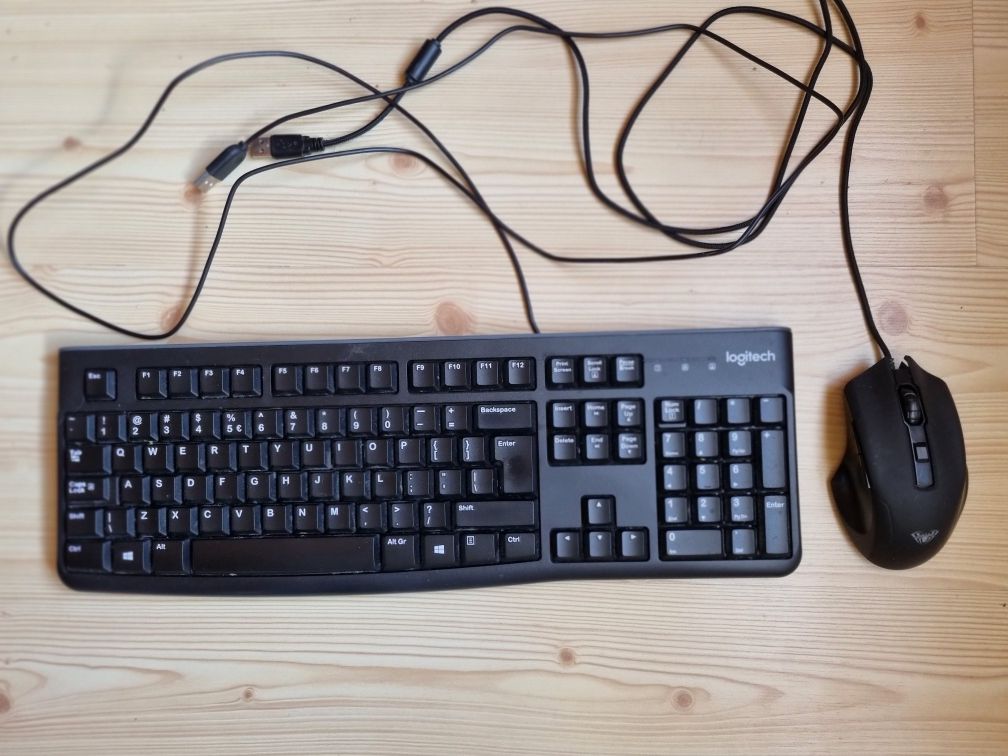 Komputer z monitorem, klawiaturą i myszą