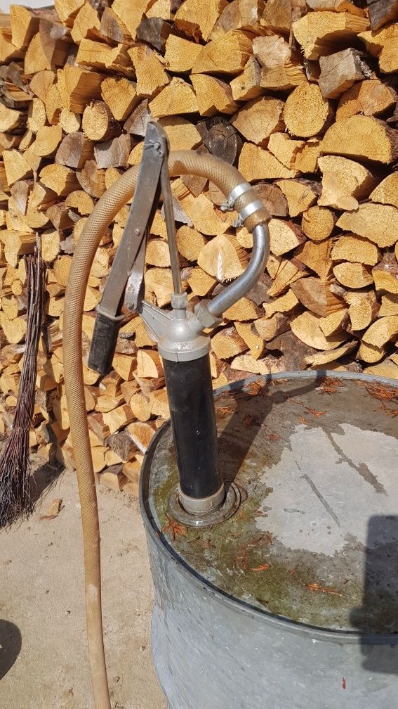 Pompka do ropy i beczka
